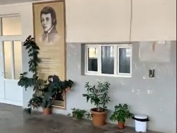 Մինչև այսօր նախարարության մեկ աշխատակից չի մտել դպրոց. Աբովյանի թիվ 1 ավագ դպրոցի անձնակազմը քայլերթ է իրականացնում (տեսանյութ)